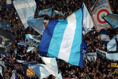 Roma, İtalya 19.03.2023: Serie A Şampiyonası sırasında Lazio taraftarları, İtalya 'nın başkenti Roma' daki Stadio Olimpico 'da SS Lazio' nun AS Roma 'ya karşı oynadığı futbol müsabakasında yer aldılar..