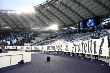 Roma, İtalya 19.03.2023: Serie A Şampiyonası öncesinde Curva Nord 'da Lazio taraftarlarının koreografisi, İtalya' nın başkenti Roma 'da bulunan Stadio Olimpico' da SS Lazio ile AS Roma arasındaki futbol müsabakası.
