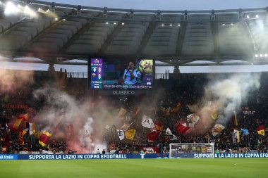 Roma, İtalya 19.03.2023: Serie A Şampiyonası öncesinde Curva Sud 'da Roman taraftarların koreografisi, İtalya' nın başkenti Roma 'daki Stadio Olimpico' da SS Lazio ile AS Roma arasında oynanan futbol karşılaşması.