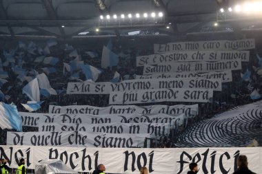 Roma, İtalya 19.03.2023: Serie A Şampiyonası öncesinde Curva Nord 'da Lazio taraftarlarının koreografisi, İtalya' nın başkenti Roma 'da bulunan Stadio Olimpico' da SS Lazio ile AS Roma arasındaki futbol müsabakası.