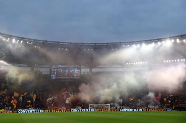 Roma, İtalya 19.03.2023: Serie A Şampiyonası öncesinde Curva Sud 'da Roman taraftarların koreografisi, İtalya' nın başkenti Roma 'daki Stadio Olimpico' da SS Lazio ile AS Roma arasında oynanan futbol karşılaşması.