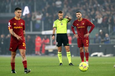 Roma, İtalya 19.03.2023: Serie A Şampiyonası sırasında hakem Massa ve Lorenzo Pellegrini (AS ROMA), İtalya 'nın başkenti Roma' da bulunan Stadio Olimpico 'da SS Lazio ile AS Roma arasındaki futbol müsabakası..