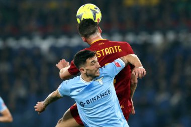 Roma, İtalya 19.03.2023: Danilo Cataldi (Lazio), Bryan Cristante Serie A Şampiyonası sırasında, SS Lazio ile AS Roma arasındaki futbol maçı Roma, İtalya 'daki Stadio Olimpico' da.