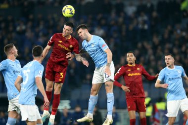Roma, İtalya 19.03.2023: Roger Ibanez (AS ROMA), Alessio Romagnoli (Lazio) Serie A Şampiyonası sırasında, SS Lazio 'nun AS Roma' daki Stadio Olimpico 'da oynadığı futbol müsabakasında.