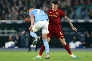 Roma, İtalya 19.03.2023: Serie A Şampiyonası sırasında Milinkoviç Saviç 'e (Lazio) karşı Roger Ibanez (AS ROMA), İtalya' nın başkenti Roma 'da bulunan Stadio Olimpico' da SS Lazio 'nun AS Roma' ya karşı oynadığı futbol müsabakasında mücadele etti..