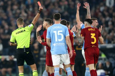 Roma, İtalya 19.03.2023: Roger Ibanez için kırmızı kart (AS ROMA) ve Roman oyuncular Serie A Şampiyonası sırasında hakem Massa ile protesto, SS Lazio - AS Roma Stadyumu Olimpico, İtalya.
