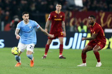 Roma, İtalya 19.03.2023: Mattia Zaccagni (Lazio), Georgino Wijnaldum (AS ROMA) Serie A Şampiyonası sırasında, SS Lazio 'nun AS Roma' daki Stadio Olimpico 'da AS Roma' ya karşı oynadığı futbol müsabakası.
