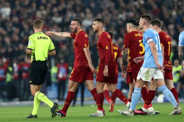Roma, İtalya 19.03.2023: Roger Ibanez için kırmızı kart (AS ROMA) ve Roman oyuncular Serie A Şampiyonası sırasında hakem Massa ile protesto, SS Lazio - AS Roma Stadyumu Olimpico, İtalya.