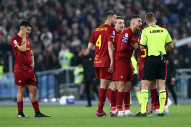 Roma, İtalya 19.03.2023: Roger Ibanez için kırmızı kart (AS ROMA) ve Roman oyuncular Serie A Şampiyonası sırasında hakem Massa ile protesto, SS Lazio - AS Roma Stadyumu Olimpico, İtalya.