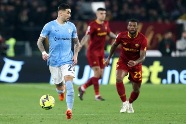 Roma, İtalya 19.03.2023: Mattia Zaccagni (Lazio), Georgino Wijnaldum (AS ROMA) Serie A Şampiyonası sırasında, SS Lazio 'nun AS Roma' daki Stadio Olimpico 'da AS Roma' ya karşı oynadığı futbol müsabakası.