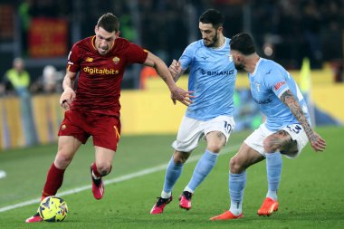 Roma, İtalya 19.03.2023: Andrea Belotti (Roma), Luis Alberto (Lazio), Elseid Hysaj (Lazio) Serie A Şampiyonası sırasında, SS Lazio AS Roma 'ya karşı Roma Stadyumu' ndaki Stadio Olimpico 'da oynanan futbol müsabakası..