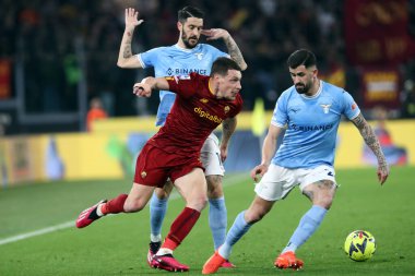 Roma, İtalya 19.03.2023: Andrea Belotti (Roma), Luis Alberto (Lazio), Elseid Hysaj (Lazio) Serie A Şampiyonası sırasında, SS Lazio AS Roma 'ya karşı Roma Stadyumu' ndaki Stadio Olimpico 'da oynanan futbol müsabakası..