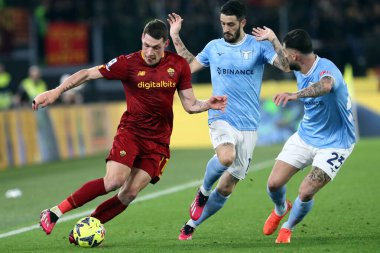 Roma, İtalya 19.03.2023: Andrea Belotti (Roma), Luis Alberto (Lazio), Elseid Hysaj (Lazio) Serie A Şampiyonası sırasında, SS Lazio AS Roma 'ya karşı Roma Stadyumu' ndaki Stadio Olimpico 'da oynanan futbol müsabakası..