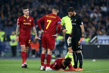 Roma, İtalya 19.03.2023: Serie A Şampiyonası sırasında Chris Smalling (AS ROMA), İtalya 'nın başkenti Roma' da bulunan Stadio Olimpico 'da SS Lazio ile AS Roma arasındaki futbol maçında sakatlandı..