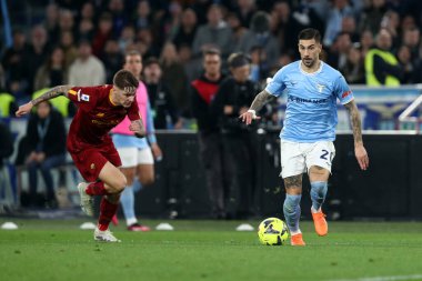 Roma, İtalya 19.03.2023: Nicola Zalwski (AS ROMA), Mattia Zaccagni (Lazio) Serie A Şampiyonası sırasında, SS Lazio AS Roma 'daki Stadio Olimpico' da AS Roma ile SS Lazio arasındaki futbol müsabakası.