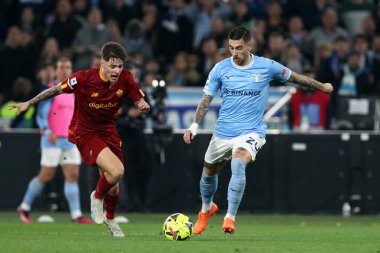 Roma, İtalya 19.03.2023: Nicola Zalwski (AS ROMA), Mattia Zaccagni (Lazio) Serie A Şampiyonası sırasında, SS Lazio AS Roma 'daki Stadio Olimpico' da AS Roma ile SS Lazio arasındaki futbol müsabakası.