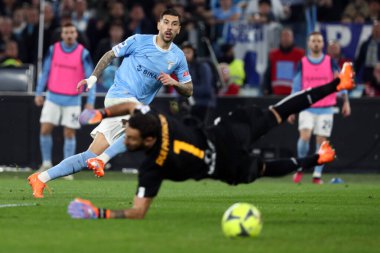 Roma, İtalya 19.03.2023: Mattia Zaccagni (Lazio) golü attı (1-0) ve Serie A Şampiyonası 'nda takımla birlikte, İtalya' nın başkenti Roma 'daki Stadio Olimpico' da SS Lazio 'nun AS Roma' ya karşı oynadığı futbol müsabakası maçını kutladı..