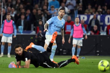 Roma, İtalya 19.03.2023: Mattia Zaccagni (Lazio) golü attı (1-0) ve Serie A Şampiyonası 'nda takımla birlikte, İtalya' nın başkenti Roma 'daki Stadio Olimpico' da SS Lazio 'nun AS Roma' ya karşı oynadığı futbol müsabakası maçını kutladı..