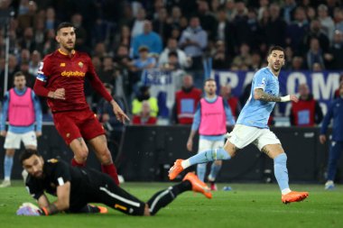 Roma, İtalya 19.03.2023: Mattia Zaccagni (Lazio) golü attı (1-0) ve Serie A Şampiyonası 'nda takımla birlikte, İtalya' nın başkenti Roma 'daki Stadio Olimpico' da SS Lazio 'nun AS Roma' ya karşı oynadığı futbol müsabakası maçını kutladı..