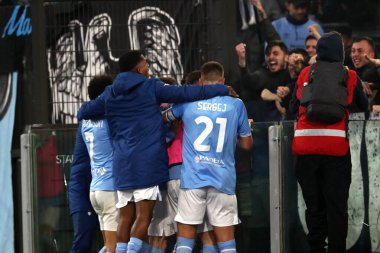 Roma, İtalya 19.03.2023: Mattia Zaccagni (Lazio) golü attı (1-0) ve Serie A Şampiyonası 'nda takımla birlikte, İtalya' nın başkenti Roma 'daki Stadio Olimpico' da SS Lazio 'nun AS Roma' ya karşı oynadığı futbol müsabakası maçını kutladı..