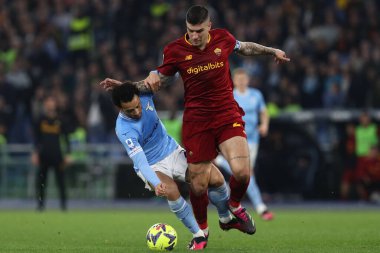 Roma, İtalya 19.03.2023: Felipe Anderson (Lazio), Gianluca Mancini (AS ROMA) Serie A Şampiyonası sırasında, SS Lazio ile AS Roma arasındaki futbol müsabakası Roma, İtalya 'daki Stadio Olimpico' da.