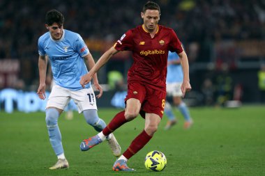Roma, İtalya 19.03.2023: Matteo Cancellieri (Lazio), Nemanja Matiç (AS ROMA) Serie A Şampiyonası sırasında, SS Lazio ile AS Roma 'daki Stadio Olimpico' da AS Roma arasındaki futbol müsabakası.