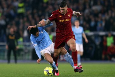 Roma, İtalya 19.03.2023: Felipe Anderson (Lazio), Gianluca Mancini (AS ROMA) Serie A Şampiyonası sırasında, SS Lazio ile AS Roma arasındaki futbol müsabakası Roma, İtalya 'daki Stadio Olimpico' da.