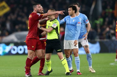 Roma, İtalya 19.03.2023: Serie A Şampiyonası 'nda Romanlar ve Lazio (Bryan Cristante, Felipe Anderson) arasında oynanan karşılaşmanın sonunda yaşanan tartışma, SS Lazio' nun AS Roma 'daki Stadio Olimpico' da AS Roma 'ya karşı oynadığı futbol müsabakası..