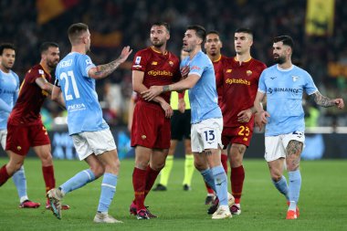 Roma, İtalya 19.03.2023: Serie A Şampiyonası 'nda Romanlarla Lazio oyuncuları (Cristante, Romagnoli) arasında oynanan karşılaşmanın sonunda yaşanan kavga, SS Lazio' nun AS Roma 'daki Stadio Olimpico' da AS Roma 'ya karşı oynadığı futbol müsabakası..