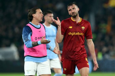 Roma, İtalya 19.03.2023: Serie A Şampiyonası 'nda Romanlarla Lazio oyuncuları (Cristante) arasındaki maçın sonunda yaşanan tartışma, SS Lazio ile AS Roma arasındaki Roma Stadyumu' nda oynanan futbol müsabakası..