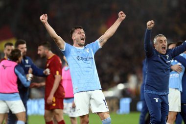 Roma, İtalya 19.03.2023: Lazio oyuncuları (Nicolo Casale (Lazio), İtalya 'nın başkenti Roma' daki Stadio Olimpico 'da SS Lazio' nun AS Roma 'ya karşı oynadığı maçta oynanan Serie A Şampiyonası' nda 1-0 'lık maçın galibiyetini kutladı..