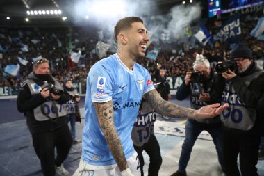 Roma, İtalya 19.03.2023: Lazio oyuncuları (Mattia Zaccagni), İtalya 'nın başkenti Roma' daki Stadio Olimpico 'da SS Lazio' nun AS Roma 'ya karşı oynadığı maçta oynanan Serie A Şampiyonası' nda 1-0 'lık maçın galibiyetini kutladı..