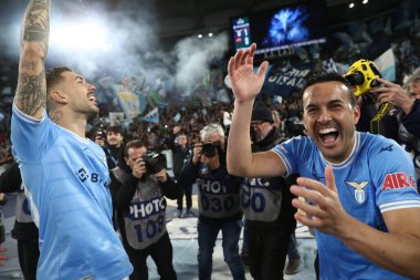 Roma, İtalya 19.03.2023: Lazio 'lu oyuncular (Pedro, Mattia Zaccagni), Serie A Şampiyonası' nın 1-0 'lık maçı sonunda İtalya' nın başkenti Roma 'daki Stadio Olimpico' da SS Lazio 'nun AS Roma' ya karşı oynadığı futbol müsabakasında kazandıkları zaferi kutladılar..