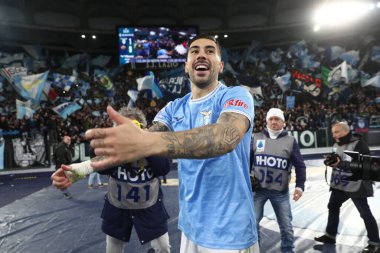 Roma, İtalya 19.03.2023: Lazio oyuncuları (Mattia Zaccagni), İtalya 'nın başkenti Roma' daki Stadio Olimpico 'da SS Lazio' nun AS Roma 'ya karşı oynadığı maçta oynanan Serie A Şampiyonası' nda 1-0 'lık maçın galibiyetini kutladı..