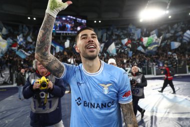 Roma, İtalya 19.03.2023: Lazio oyuncuları (Mattia Zaccagni), İtalya 'nın başkenti Roma' daki Stadio Olimpico 'da SS Lazio' nun AS Roma 'ya karşı oynadığı maçta oynanan Serie A Şampiyonası' nda 1-0 'lık maçın galibiyetini kutladı..