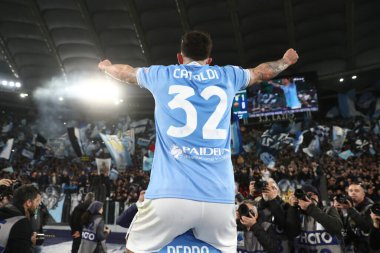 Roma, İtalya 19.03.2023: Lazio oyuncuları (Cataldi), İtalya 'nın başkenti Roma' da bulunan Stadio Olimpico 'da SS Lazio ile AS Roma arasındaki futbol müsabakasında oynanan 1-0' lık maçın galibiyetini kutladı..