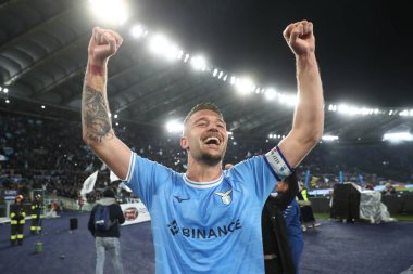 Roma, İtalya 19.03.2023: Lazio 'lu oyuncular (Milinkoviç Saviç (Lazio), Serie A Şampiyonası' nın 1-0 'lık maçında kazandığı zaferi kutladılar, SS Lazio ile AS Roma' daki Stadio Olimpico 'da oynanan futbol müsabakası müsabakası..