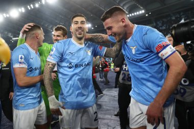 Roma, İtalya 19.03.2023: Lazio oyuncuları (Mattia Zaccagni (Lazio), Milinkoviç Saviç), Serie A Şampiyonası 'nda oynanan karşılaşma, İtalya' nın başkenti Roma 'daki Stadio Olimpico' da SS Lazio 'nun AS Roma' ya karşı oynadığı futbol müsabakasında oynanan maçın galibiyetini kutladı..