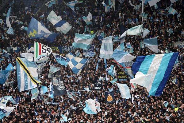 意大利罗马 2023年3月19日 在意大利罗马 拉齐奥球迷在意甲联赛 Serie Championship 的看台上高举拉齐奥球迷的旗帜 — 图库照片
