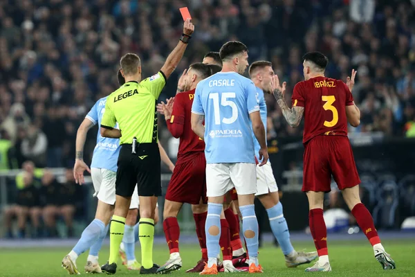 Roma, İtalya 19.03.2023: Roger Ibanez için kırmızı kart (AS ROMA) ve Roman oyuncular Serie A Şampiyonası sırasında hakem Massa ile protesto, SS Lazio - AS Roma Stadyumu Olimpico, İtalya.