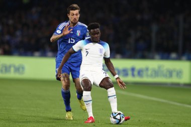 Napoli, İtalya 23.03.2023: Acerbi, Saka Uefa Avrupa Kalifiye Ligi 2024 C Grubu futbol karşılaşması sırasında İtalya 'nın Napoli kentinde bulunan Diego Armando Maradona Stadyumu' nda ITALY vs ENGLAND arasında maç yapıyor..