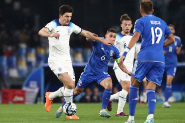 Napoli, İtalya 23.03.2023: Maguire, Veratti İtalya 'nın Napoli kentinde bulunan Diego Armando Maradona stadyumunda oynanan Uefa Avrupa Kalifiye Grubu 2024 C Grubu futbol karşılaşmasında.