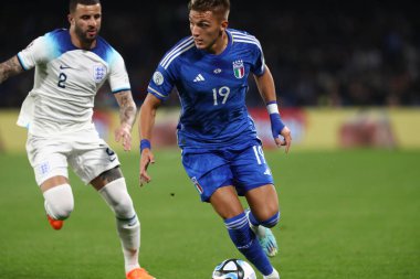 Napoli, İtalya 23.03.2023: Walker, Retegui, İtalya 'nın Napoli kentindeki Diego Armando Maradona Stadyumu' nda oynanan Uefa Avrupa Kalifiye 2024 C Grubu futbol karşılaşması sırasında eylem halindedir..