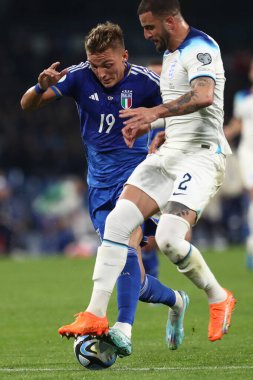 Napoli, İtalya 23.03.2023: Mateo Retegui ve Kyle Walker, İtalya 'nın Napoli kentindeki Diego Armando Maradona Stadyumu' nda ITALY-ENGLAND arasındaki Uefa Avrupa Kalipleri 2024 C Grubu futbol karşılaşmasında eylem halindeler..