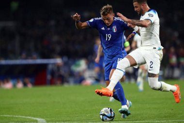Napoli, İtalya 23.03.2023: Mateo Retegui ve Kyle Walker, İtalya 'nın Napoli kentindeki Diego Armando Maradona Stadyumu' nda ITALY-ENGLAND arasındaki Uefa Avrupa Kalipleri 2024 C Grubu futbol karşılaşmasında eylem halindeler..