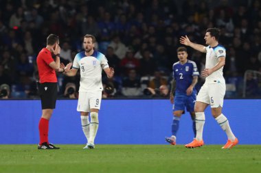 Napoli, İtalya 23.03.2023: Harry Kane, İtalya 'nın Napoli kentinde bulunan Diego Armando Maradona Stadyumu' nda oynanan Uefa Avrupa Kalifiye Grubu 2024 C Grubu futbol karşılaşmasında hakem penaltısını protesto etti..