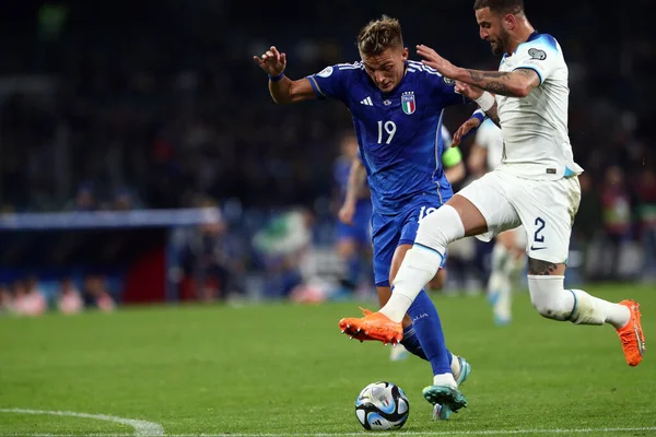 Napoli, İtalya 23.03.2023: Mateo Retegui ve Kyle Walker, İtalya 'nın Napoli kentindeki Diego Armando Maradona Stadyumu' nda ITALY-ENGLAND arasındaki Uefa Avrupa Kalipleri 2024 C Grubu futbol karşılaşmasında eylem halindeler..