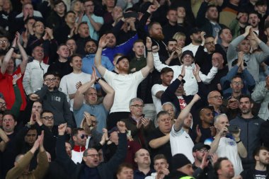 Napoli, İtalya 23.03.2023: İngiltere taraftarları İtalya 'nın Napoli kentindeki Diego Armando Maradona Stadyumu' nda oynanan Uefa Avrupa Kalifiye Grubu 2024 C Grubu futbol karşılaşmasının galibiyetini kutluyorlar..