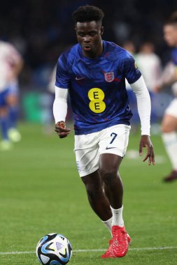 Napoli, İtalya 23.03.2023: İtalya 'nın Napoli kentindeki Diego Armando Maradona stadyumunda oynanan Uefa Avrupa Kalifiye Ligi 2024 Grubu C Grubu futbol karşılaşmasından önceki ısınma turunda Saka.