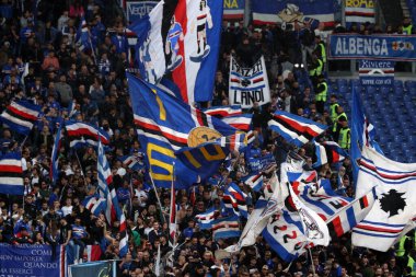 Roma, İtalya 2.04.2023: Serie A 2022 / 2023 şampiyonluk maçında Sampdoria taraftarları kürsüye çıktı, AS Romanlar UC Sampdoria 'ya karşı Roma Olimpiyat Stadyumu' nda 28..